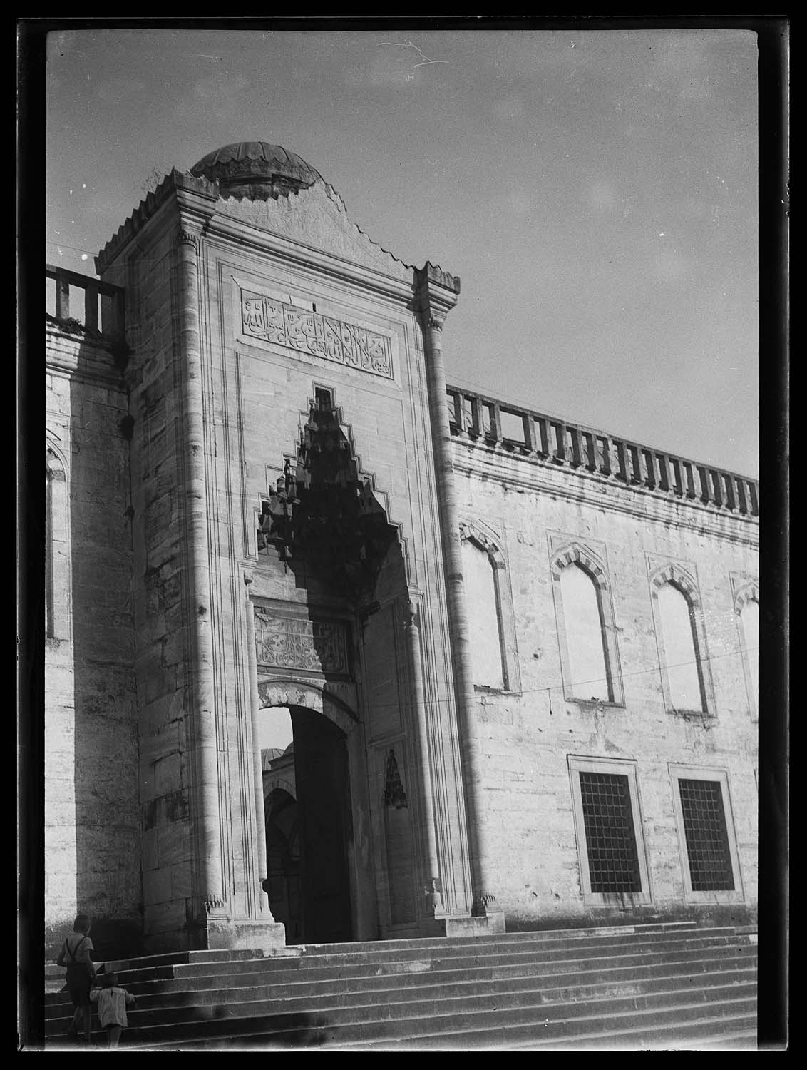 Portail d'entrée principal sur la façade ouest